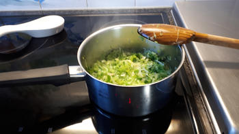 Rolletjes van gebakken rog met asperges, sausje en prei 4