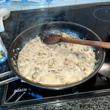 Everzwijnsteak met champignonroomsaus en frietjes 3