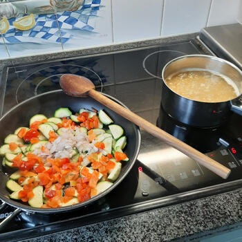 In n pan orzo (Griekse pasta) met groentjes en feta 2