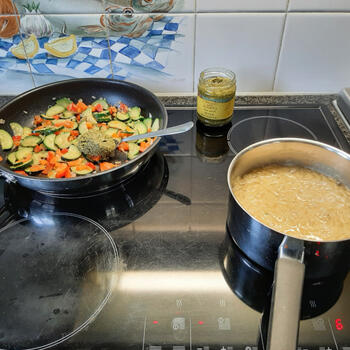 In n pan orzo (Griekse pasta) met groentjes en feta 3