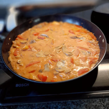 Kipschnitzel met stroganoff saus 4