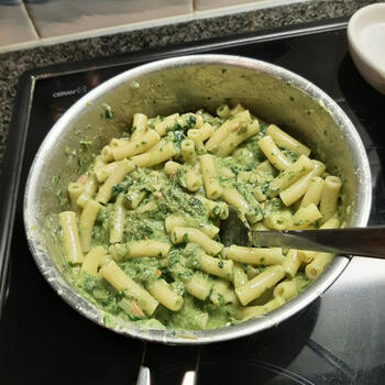 Pasta met spinazie, groene pesto en tonijn 6