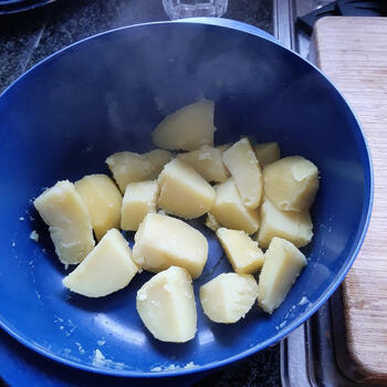 Zalmkoekjes uit de oven met aardappelen en spekjes 4