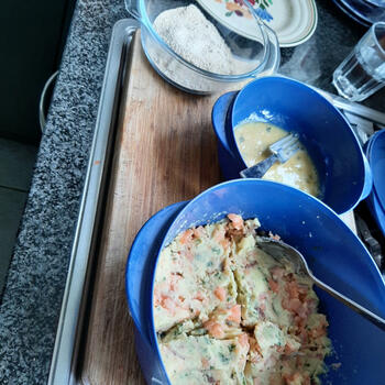 Zalmkoekjes uit de oven met aardappelen en spekjes 6