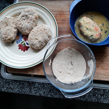 Zalmkoekjes uit de oven met aardappelen en spekjes 7