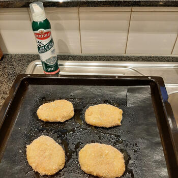 Zalmkoekjes uit de oven met aardappelen en spekjes 8