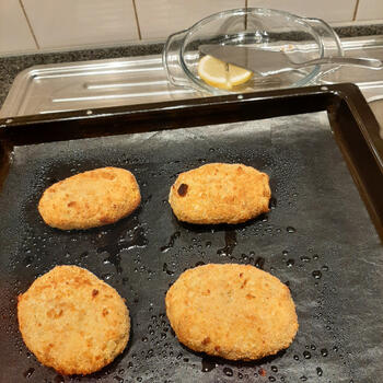 Zalmkoekjes uit de oven met aardappelen en spekjes 9